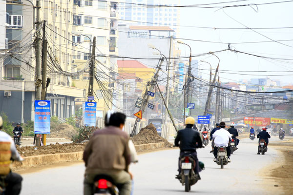 Cả một đoạn phố dài gần 1km có đến mấy chiếc cột điện nghiêng hẳn sang một bên chực đổ sập Cả một đoạn phố dài gần 1km có đến mấy chiếc cột điện nghiêng hẳn sang một bên chực đổ sập