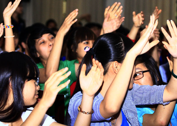 Phía dưới hàng ghế khán giả, các cổ động viên hò reo hết cỡ Phía dưới hàng ghế khán giả, các cổ động viên hò reo hết cỡ