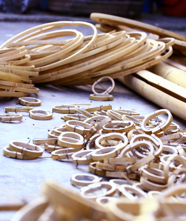 Mỗi chi tiết của chiếc lồng chim đều có "cữ" riêng nên khi lắp ghép rất khớp nhau Mỗi chi tiết của chiếc lồng chim đều có "cữ" riêng nên khi lắp ghép rất khớp nhau