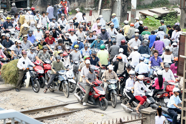 Trong khi đó, một số đoạn đường sắt người cứ nườm nượp băng qua rất thoải mái Trong khi đó, một số đoạn đường sắt người cứ nườm nượp băng qua rất thoải mái