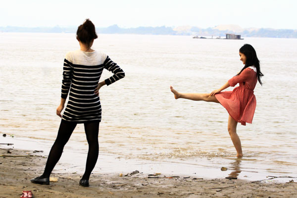 Liệu các bạn trẻ này có biết được rằng đã có rất nhiều vụ tai nạn thương tâm do sụt cát ở bãi giữa sông Hồng hay không? Liệu các bạn trẻ này có biết được rằng đã có rất nhiều vụ tai nạn thương tâm do sụt cát ở bãi giữa sông Hồng hay không?