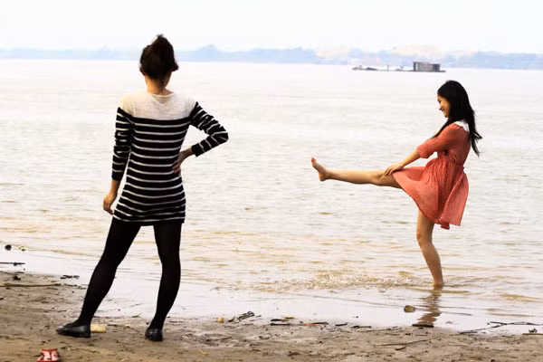 Liệu các bạn trẻ này có biết được rằng đã có rất nhiều vụ tai nạn thương tâm do sụt cát ở bãi giữa sông Hồng hay không?