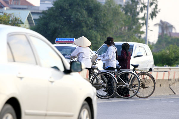 Chỉ cần nhanh hơn một phút nhưng biết bao hiểm nguy rình rập tính mạng của những người sang đường bằng cách sang đường như thế này