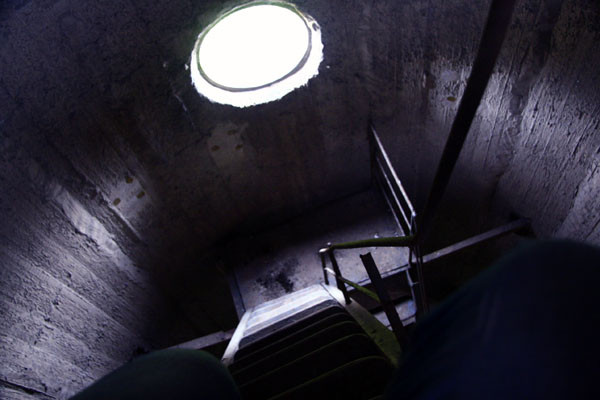 Lối đi chênh vênh chỉ cần sơ sảy là có thể nguy hiểm đến tính mạng. Lối đi chênh vênh chỉ cần sơ sảy là có thể nguy hiểm đến tính mạng.