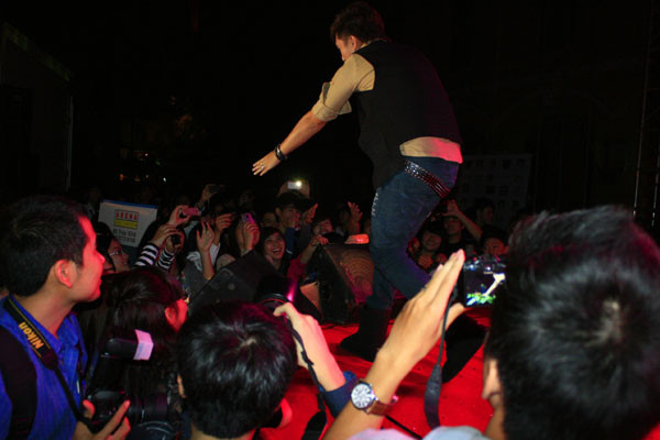 Anh rất thân thiện với các bạn học sinh