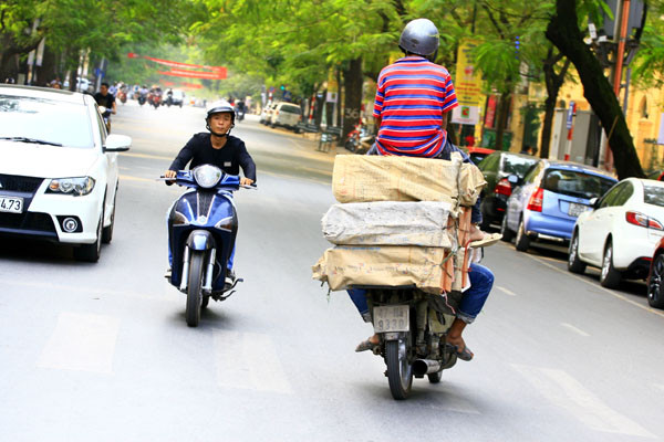 Không tránh ngay thì người bên cạnh có thể "ăn" cả đống gạch đè vào người