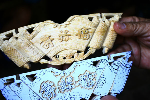 Những họa tiết cầu kì này được các thợ làng Vác hoàn thành trong khoảng... 15 - 20 phút Những họa tiết cầu kì này được các thợ làng Vác hoàn thành trong khoảng... 15 - 20 phút