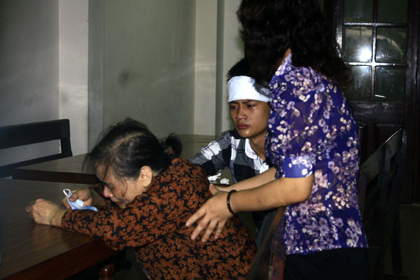 Bà ngoại của hai cháu Tâm - Duy Anh giàn giụa nước mắt không ngừng gọi tên hai cháu Bà ngoại của hai cháu Tâm - Duy Anh giàn giụa nước mắt không ngừng gọi tên hai cháu