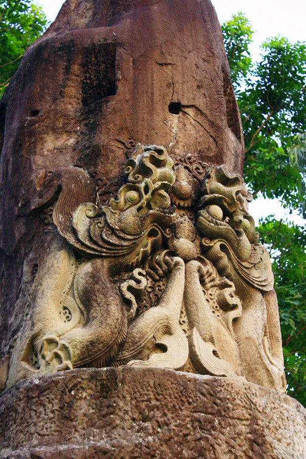 Cột biểu đá tượng trưng cho trời đất, sinh thực khí