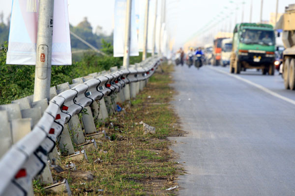 Dải phân cách cũng bị đâm cho cong méo