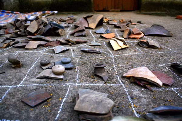 Ngoài những dấu tích kiến trúc, nhóm thám sát khai quật cũng đã phát hiện hàng trăm hiện vật thuộc nhiều chất liệu như gạch, đá, gốm sứ, sành của nhiều thời đại khác nhau: Lý - Trần - Lê, trong số đó có những di vật như gạch, ngói mũi sen thời Lý chiếm đa số.