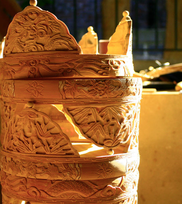 Chạm họa tiết cách điệu như thế này đòi hỏi độ chính xác rất cao, chỉ chệch một đường dao là bao nhiêu công sức lại xuống sông xuống biển. Chạm họa tiết cách điệu như thế này đòi hỏi độ chính xác rất cao, chỉ chệch một đường dao là bao nhiêu công sức lại xuống sông xuống biển.