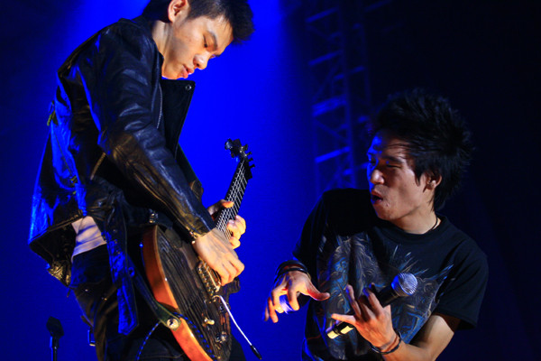 Phần trình diễn của Ngũ Cung khiến fan không thể đứng yên dù đã rất mệt. Phần trình diễn của Ngũ Cung khiến fan không thể đứng yên dù đã rất mệt.