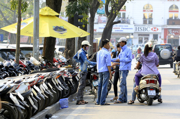 Một bãi đỗ xe bên cạnh quảng trường Đông Kinh Nghĩa Thục...