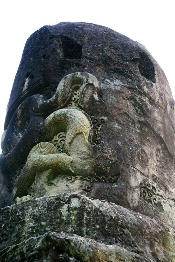 Cột biểu đá tượng trưng cho trời đất, sinh thực khí