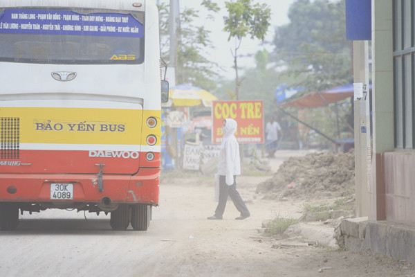Khách chờ xe bus bịt kín như "Ninja" bên cạnh đống đất Khách chờ xe bus bịt kín như "Ninja" bên cạnh đống đất