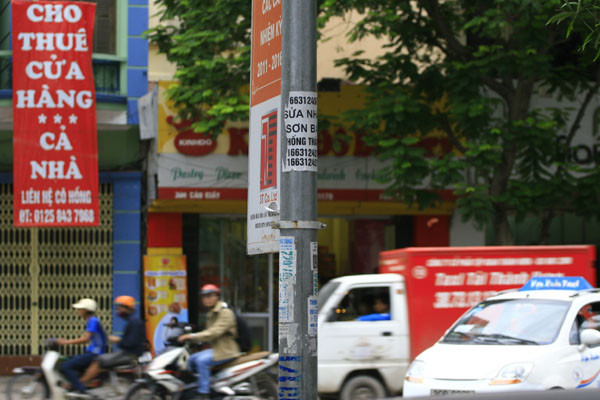 Những chiếc cột đèn đường luôn là điểm rất ưa thích để treo và dán đủ mọi loại rác quảng cáo