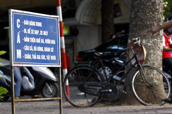 Bên Hồ Gươm nhưng biển cấm chỉ mang ý nghĩa hình thức Bên Hồ Gươm nhưng biển cấm chỉ mang ý nghĩa hình thức