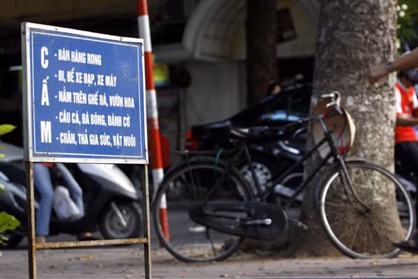 Bên Hồ Gươm nhưng biển cấm chỉ mang ý nghĩa hình thức