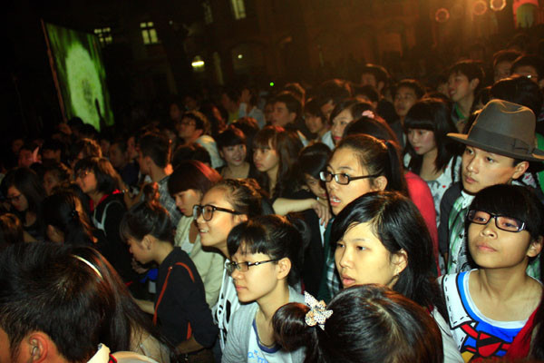 Rất đông các bạn học sinh đến từ các trường khác cũng tới tham dự Aloha Party tại trường THPT Phan Đình Phùng