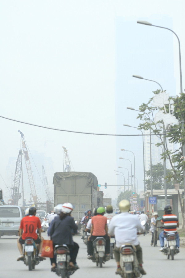 Những tòa nhà cao phía xa chìm trong "màn sương" khói bụi dày đặc Những tòa nhà cao phía xa chìm trong "màn sương" khói bụi dày đặc