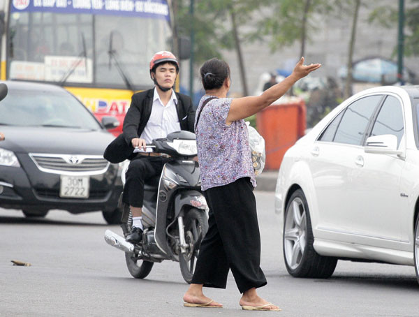 Tay "múa", chân không ngừng đi