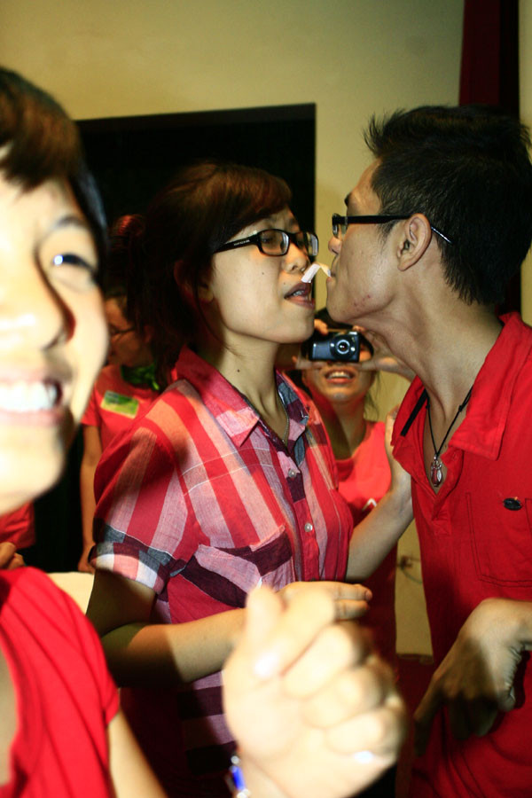 Bên cạnh các phần thi, các bạn cổ động viên của 5 đội thi chung kết Bản lĩnh sinh viên 2011 còn trực tiếp tham gia với những trò chơi rất thú vị Bên cạnh các phần thi, các bạn cổ động viên của 5 đội thi chung kết Bản lĩnh sinh viên 2011 còn trực tiếp tham gia với những trò chơi rất thú vị