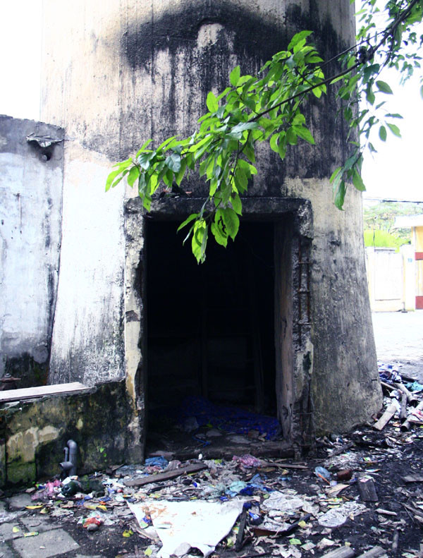 Cảnh ngổn ngang, hoang phế, âm u là những gì có thể thấy ở tháp nước Trung Tự. Cảnh ngổn ngang, hoang phế, âm u là những gì có thể thấy ở tháp nước Trung Tự.