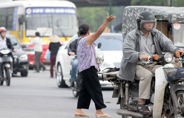 Bà cụ "múa võ" xin đường