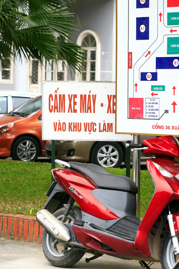 Cấm xe ở cơ quan nhưng vẫn có những thành phần cá biệt vượt qua giới hạn này Cấm xe ở cơ quan nhưng vẫn có những thành phần cá biệt vượt qua giới hạn này