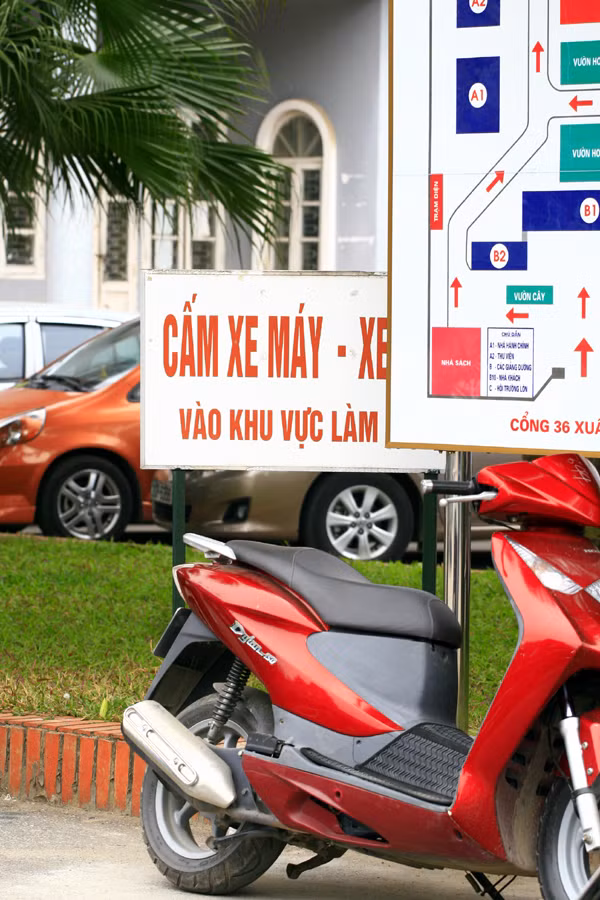 Cấm xe ở cơ quan nhưng vẫn có những thành phần cá biệt vượt qua giới hạn này