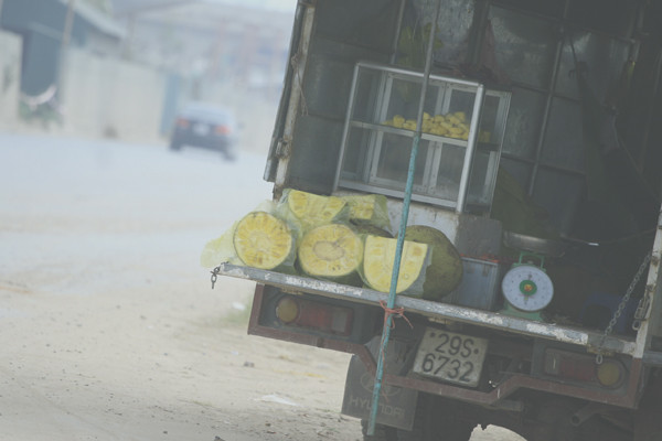 Hàng bán hoa quả ven đường vắng khách vì bụi mù mịt mất vệ sinh Hàng bán hoa quả ven đường vắng khách vì bụi mù mịt mất vệ sinh