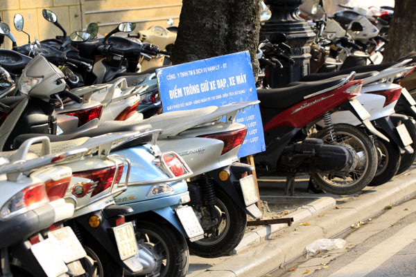 Giá vé tại nhiều điểm trông giữ xe đạp, xe máy tại khu vực này cũng rất bát nháo