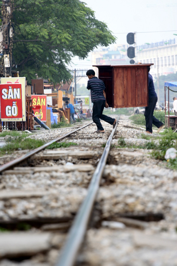 Tranh thủ khênh đồ đạc khi tàu vừa đi qua Tranh thủ khênh đồ đạc khi tàu vừa đi qua
