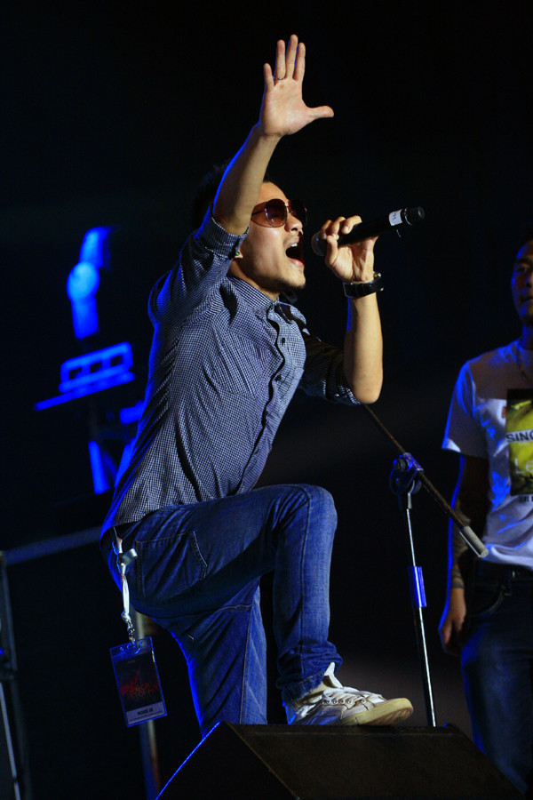 Đáp lại sự mong đợi của fan, những phần trình diễn đầu tiên cũng đã bắt đầu với Band Cuộc Sống, I - Tễu qua các ca khúc Chuyện phiếm, Tự kỷ.... Đáp lại sự mong đợi của fan, những phần trình diễn đầu tiên cũng đã bắt đầu với Band Cuộc Sống, I - Tễu qua các ca khúc Chuyện phiếm, Tự kỷ....