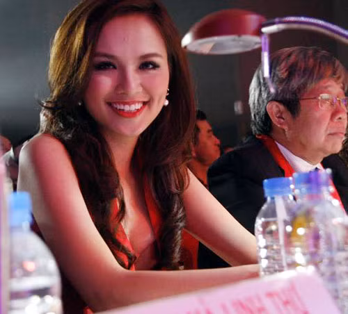 Tuy nhiên, Diễm Hương cho biết: kinh nghiệm không chỉ đến từ tuổi tác mà còn đến từ các cuộc thi. Người đẹp cho rằng, với những điều tích lũy được từ Hoa hậu Thế giới người Việt và Hoa hậu Trái đất, cô sẽ có nhiều điều để chia sẻ với thí sinh Hoa hậu các dân tộc Việt Nam.