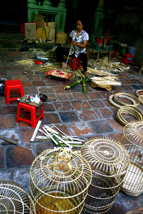 Nhà nhà ở làng Vác đều theo nghề làm lồng chim Nhà nhà ở làng Vác đều theo nghề làm lồng chim
