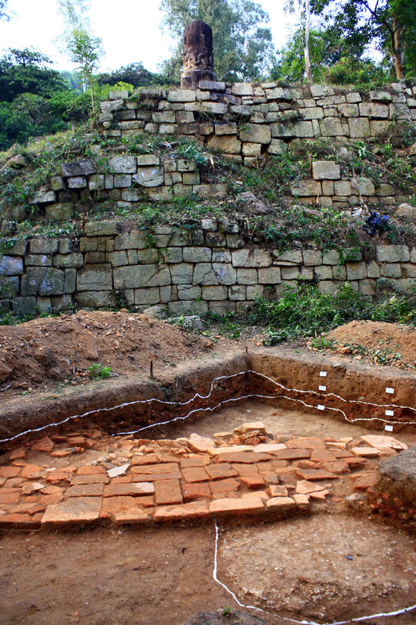 Mỗi lớp nền được kè đá 3 lớp vững chãi. Các kiến trúc tháp đá, cột đá, các trụ sỏi hay gạch, đá, gốm, sứ, sành, đất nung, ngói mũi sen... đều mang đậm kỹ thuật thời Lý. 3 cấp dưới là kiến trúc chùa. Cấp cao nhất là đền thờ Linh Nhân Hoàng thái Hậu, mẹ vua Lý Nhân Tông.