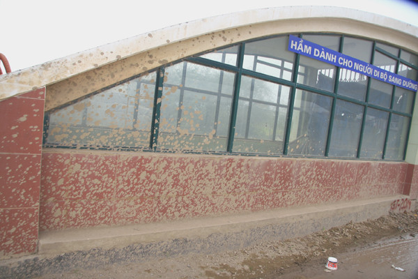 Hầm đi bộ bị bùn đất lem nhem Hầm đi bộ bị bùn đất lem nhem