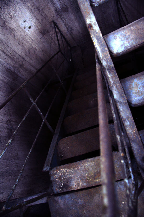 Để lên được đỉnh tháp phải rất cẩn thận và dò từng bước Để lên được đỉnh tháp phải rất cẩn thận và dò từng bước