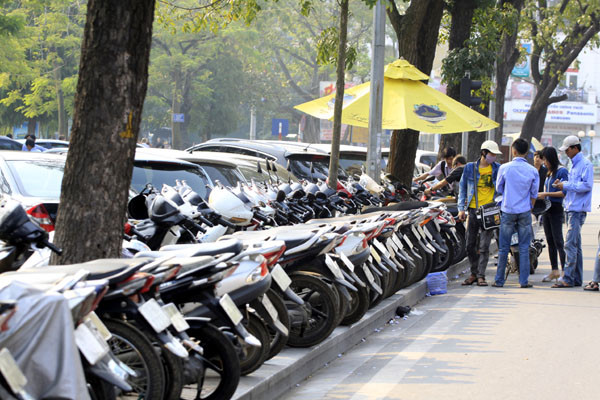 ... chắn luôn lối đi dành cho khách bộ hành.