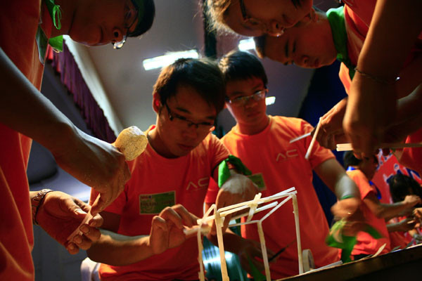 Các bạn sinh viên của 5 đội phải trải qua các phần thi khá căng thẳng đòi hỏi tính đồng đội rất cao Các bạn sinh viên của 5 đội phải trải qua các phần thi khá căng thẳng đòi hỏi tính đồng đội rất cao