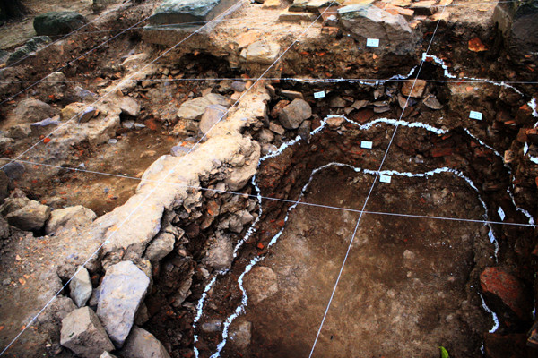 Sau một tháng khai quật khảo cổ di tích chùa Dạm, đã xuất lộ hàng trăm hiện vật quý thuộc 4 lớp kiến trúc, mỗi lớp có nhiều công trình khác nhau.