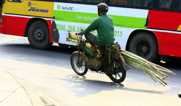 "Chiến mã" chở mía thách đấu với "hung thần" xe bus