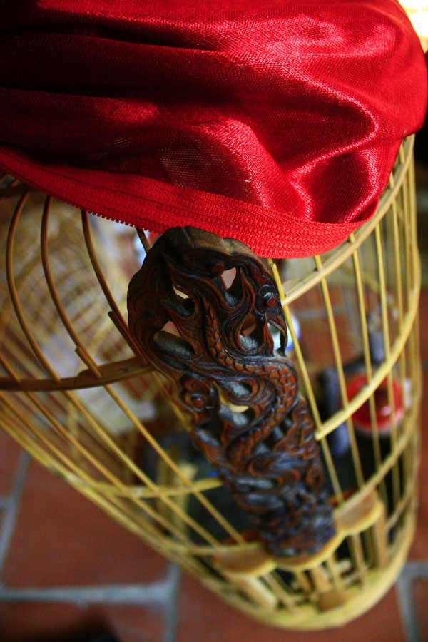 Dạo chơi làng Vác, đến bất kỳ ngôi nhà nào bạn cũng có thể bắt gặp những lồng chim kiểu dáng đa dạng được chạm khắc tinh xảo. Dạo chơi làng Vác, đến bất kỳ ngôi nhà nào bạn cũng có thể bắt gặp những lồng chim kiểu dáng đa dạng được chạm khắc tinh xảo.