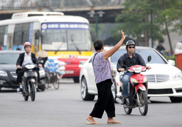 Đoạn từ con đường gốm sức sang bến xe bus Long Biên có nhiều điểm sang đường khá xa nên những người cao tuổi đành phải băng ngang qua dòng người như thế này