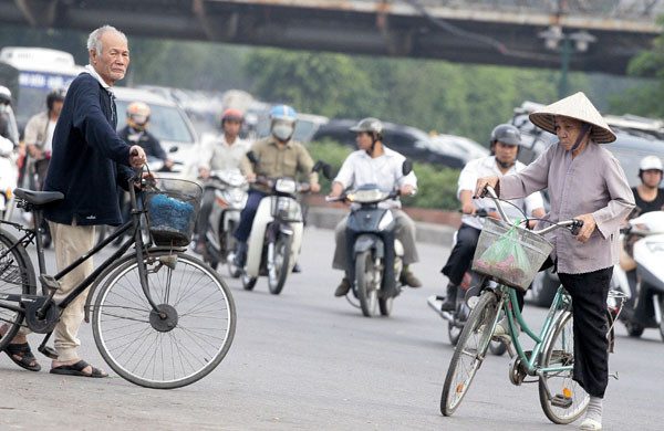 Cụ ông cũng làm điều tương tự