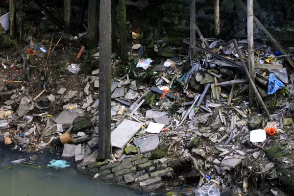 Những cây gỗ chống này có thể sập bất kì lúc nào