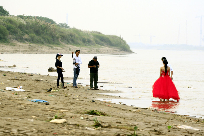 Để có được một khung hình đẹp, các đôi uyên ương không ngại nguy hiểm Để có được một khung hình đẹp, các đôi uyên ương không ngại nguy hiểm