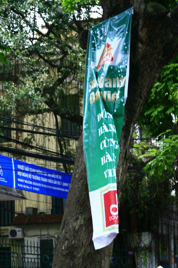 Chưa hiểu những tấm biển quảng cáo này treo lên để làm gì nếu bị cuộn tròn lại